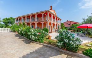 3 Bedroom Amazing Home In Liznjan 