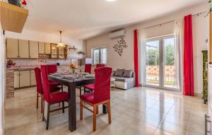 3 Bedroom Amazing Home In Liznjan 