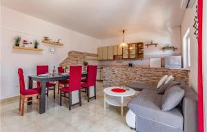 3 Bedroom Amazing Home In Liznjan 