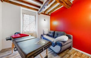 Amazing Home In Neuilly Le Vendin