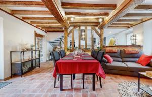 Maisons de vacances Amazing Home In Neuilly Le Vendin : photos des chambres