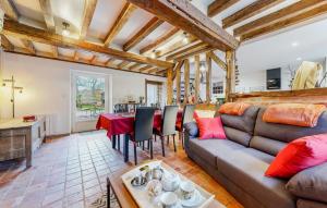 Maisons de vacances Amazing Home In Neuilly Le Vendin : photos des chambres