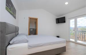 Lovely Home In Donji Prolozac With Wifi 