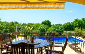 Cozy Home In Stokovci With Wifi