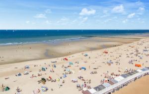 1 Bedroom Cozy Apartment In Oostende