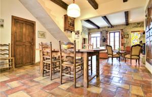 Maisons de vacances 4 Bedroom Gorgeous Home In Marguerittes : photos des chambres