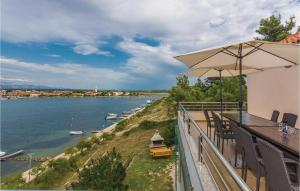 6 Bedroom Cozy Apartment In Nin 