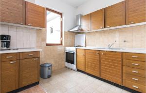 6 Bedroom Cozy Apartment In Nin