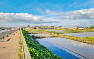 Maisons de vacances Stunning Home In Barbatre : photos des chambres