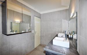 Maisons de vacances Lovely Home In Canet-En-Roussillon : photos des chambres