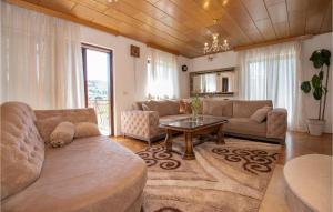 6 Bedroom Pet Friendly Home In Zmijavci 