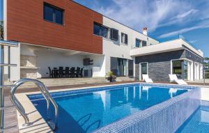 4 Bedroom Beautiful Home In Labin