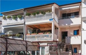 Nice Apartment In Pula With Kitchen