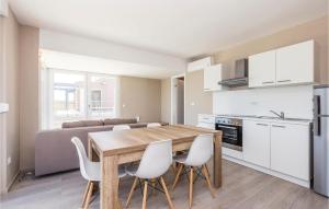 2 Bedroom Nice Apartment In Povljana 