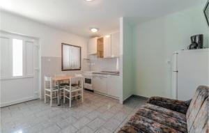 Gorgeous Apartment In Bosana With Kitchen 