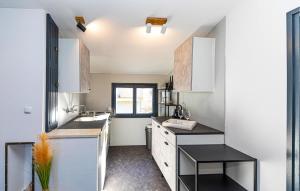 Cozy Apartment In Okrug Gornji