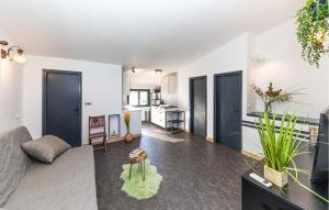 Cozy Apartment In Okrug Gornji