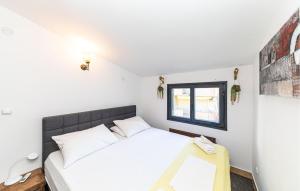 Cozy Apartment In Okrug Gornji