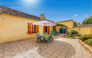 Maisons de vacances Awesome Home In St Pierre D'eyraud : photos des chambres