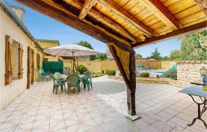 Maisons de vacances Awesome Home In St Pierre D'eyraud : photos des chambres