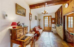 Maisons de vacances Awesome Home In St Pierre D'eyraud : photos des chambres