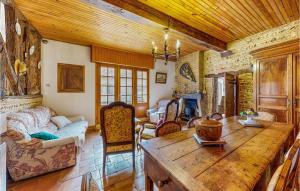 Maisons de vacances Awesome Home In St Pierre D'eyraud : photos des chambres