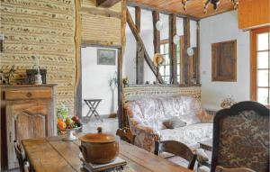 Maisons de vacances Awesome Home In St Pierre D'eyraud : photos des chambres