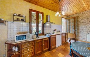 Maisons de vacances Awesome Home In St Pierre D'eyraud : photos des chambres