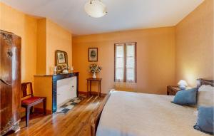Maisons de vacances Awesome Home In St Pierre D'eyraud : photos des chambres