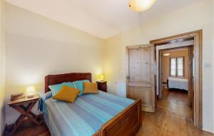 Maisons de vacances Awesome Home In St Pierre D'eyraud : photos des chambres