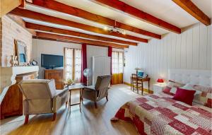 Maisons de vacances Awesome Home In St Pierre D'eyraud : photos des chambres
