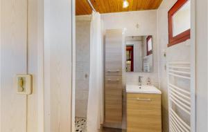 Maisons de vacances Awesome Home In St Pierre D'eyraud : photos des chambres