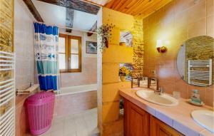 Maisons de vacances Awesome Home In St Pierre D'eyraud : photos des chambres