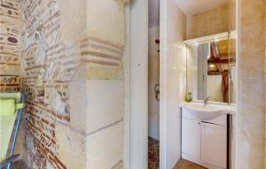 Maisons de vacances Awesome Home In St Pierre D'eyraud : photos des chambres