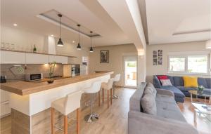 6 Bedroom Awesome Home In Bilisane 