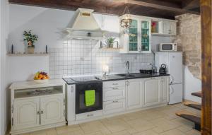 3 Bedroom Lovely Home In Sorici 