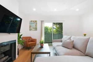 2BR Plus Bonus Room and Pool Access Near Universal Studios - North Sherman Way