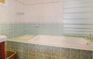 Maisons de vacances Amazing Home In Santa Maria Poggio : Maison de Vacances 3 Chambres 