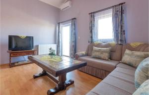 2 Bedroom Cozy Apartment In Peroj 