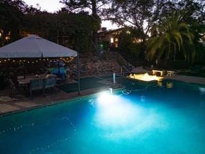 Yosemite Mountaintop Retreat on 100 acres, 2 Homes, 2 hot tubs, pool