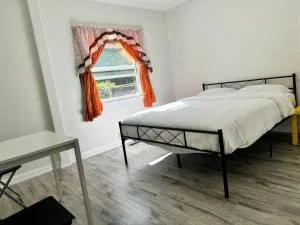 Queen bedroom near Finch Subway - Thornhill