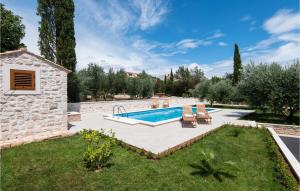 Three-Bedroom Holiday Home In Loviste