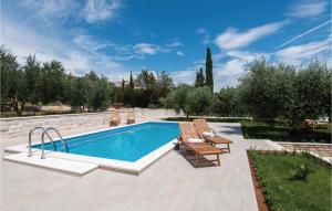 Three-Bedroom Holiday Home In Loviste