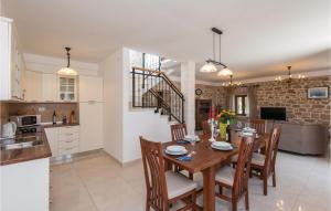 Three-Bedroom Holiday Home In Loviste