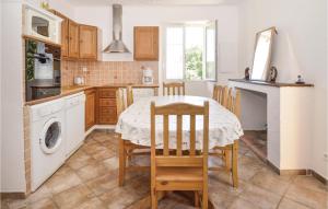 Maisons de vacances Awesome Home In Santa Maria Poggio : photos des chambres