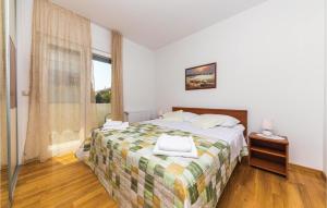 Three-Bedroom Apartment Kastel Kambelovac With Sea View 01