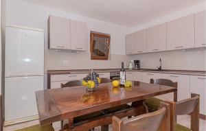 3 Bedroom Cozy Apartment In Brodarica