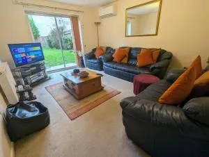 Spacious 4 Bed Riverside Home - 拉德克利夫