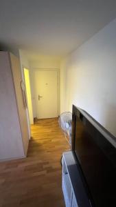 Praktisches Zimmer mit Bad