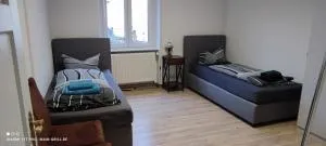 Monteurwohnung "André" bis 6 Personen mit gratis Parklätzen und Grill und WLAN 3x Schlafzimmer und Grill bei Würzburg - 厄拉布恩